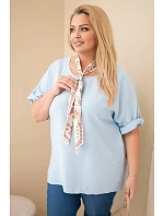 Dámská viskózová halenka Plus Size s krátkým rukávem a ozdobným šátkem modrá Dámská viskózová halenka Plus Size s krátkým rukávem a ozdobným šátkem modrá