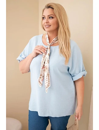 Dámská viskózová halenka Plus Size s krátkým rukávem a ozdobným šátkem modrá Dámská viskózová halenka Plus Size s krátkým rukávem a ozdobným šátkem modrá