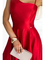524-1 Dlouhé elegantní saténové šaty na jedno rameno - ČERVENÉ