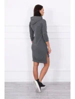 Šaty s delšími zády a barevným potiskem grafitové barvy Šaty s delšími zády a barevným potiskem grafitové barvy