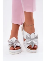Kožené Dámské Klapky Na Platformě S Ozdobným Květem Artiker Bílá-Stříbrná 54C0538