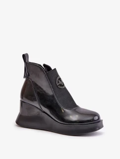 Lakované kotníkové boty na klínku zateplené Vinceza černé