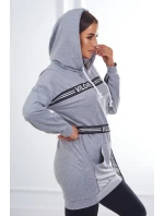 Šaty zdobené stuhou s nápisem šedá Šaty zdobené stuhou s nápisem šedá