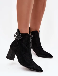 Semišové dámské boty na sloupkovém podpatku s ozdobou D&A – černé