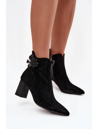 Semišové dámské boty na sloupkovém podpatku s ozdobou D&A – černé