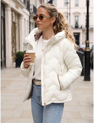 Dámská prošívaná bunda s kapucí v barvě ecru, FashionStreet TY5942 Dámská prošívaná bunda s kapucí v barvě ecru, FashionStreet TY5942