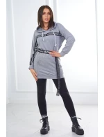 Šaty zdobené stuhou s nápisem šedá Šaty zdobené stuhou s nápisem šedá