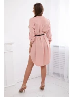 Šaty s delšími zády a pásem pudrově růžová