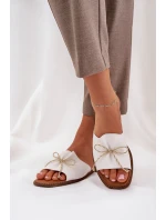 Pantofle Na Plochém Podpatku S Ozdobnou Mašlí Bílé Deonelis Pantofle Na Plochém Podpatku S Ozdobnou Mašlí Bílé Deonelis