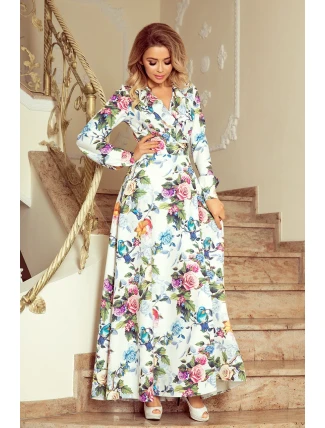 Dámské maxi šaty s volánkem, výstřihem a se vzorem barevných růží a světle modrých ptáčků model 7404387 Dámské maxi šaty s volánkem, výstřihem a se vzorem barevných růží a světle modrých ptáčků model 7404387