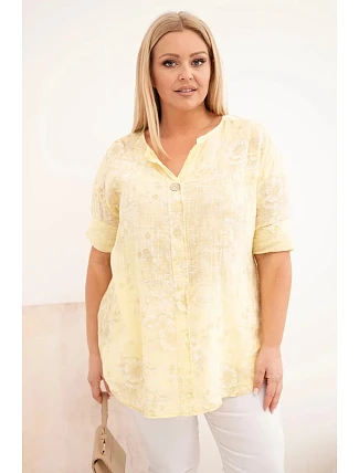 Dámská bavlněná halenka pro plnoštíhlé s krátkým rukávem a ozdobným knoflíkem žlutá Dámská bavlněná halenka pro plnoštíhlé s krátkým rukávem a ozdobným knoflíkem žlutá