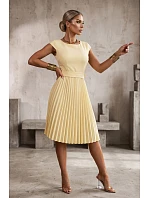 311-21 LILA Klasické plisované šaty s krátkými rukávy a páskem - máslově žluté