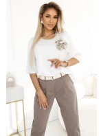 592-1 Pohodlná halenka s květinovou aplikací na rameni - ECRU 592-1 Pohodlná halenka s květinovou aplikací na rameni - ECRU