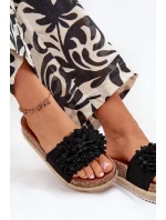 Dámské pantofle na platformě s ozdobnými květinami – černé