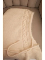 Dámská čepice s kapucí a pleteným uzlem ecru