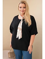 Dámská viskózová halenka Plus size s krátkým rukávem a ozdobným šátkem černá