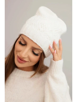 Dámská zimní čepice z vlny a s geometrickým vzorem K479 ecru