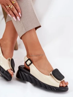 Dámské lakované kožené sandály na klínku s ozdobou - béžové Artiker