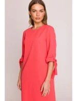 S393 Šaty áčkového střihu s vázacími rukávy - korálová barva