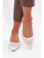 Dámské sandály s výšivkou na ploché bílé Grelia