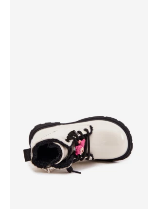 Zateplené dětské lakované botky s přívěskem „Miś“ – bílé Jovellea