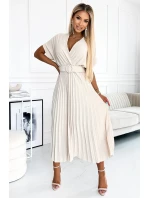 471-1 FELICIA Plisované midi šaty s výstřihem a širokým páskem - BEACH 471-1 FELICIA Plisované midi šaty s výstřihem a širokým páskem - BEACH