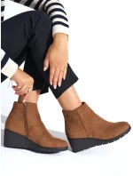 Trendy hnědé dámské kotníčkové boty na klínku Trendy hnědé dámské kotníčkové boty na klínku