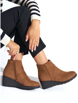 Trendy hnědé dámské kotníčkové boty na klínku Trendy hnědé dámské kotníčkové boty na klínku