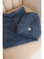 Dámská souprava čepice a zimní huňatý nákrčník s ozdobným emblémem jeansový kolor