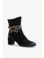 Dámské semišové botky na podpatku s ozdobným páskem Maciejka Černé 06679-01