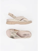 Moderní zlaté dámské  sandály na plochém podpatku