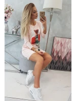 Pozoruhodné pudrově růžové šaty s 3D grafikou
