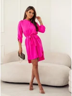 Elegantní šaty ve fuchsijové barvě s rozepínacím výstřihem (013) Elegantní šaty ve fuchsijové barvě s rozepínacím výstřihem (013)