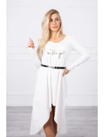 Šaty s ozdobným páskem a nápisem ecru Šaty s ozdobným páskem a nápisem ecru