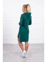 Šaty s delšími zády a barevným potiskem tmavě zelené barvy