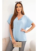 Dámská bavlněná mušelínová oversize halenka s výstřihem do V a krajkou modrá