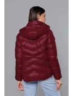Krátká dámská zimní bunda v třešňové barvě (23066-7)