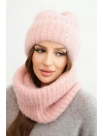 Dámská souprava čepice a šály zimní nadýchaná s ozdobným emblémem černá Dámská souprava čepice a šály zimní nadýchaná s ozdobným emblémem černá