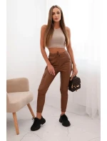 Dámské kalhoty z ekokůže s kapsami a vázáním v pase hnědé