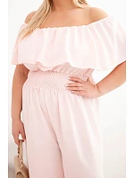 Dámský overal Plus Size s odhalenými rameny, s volánem a širokými nohavicemi pudrově růžová Dámský overal Plus Size s odhalenými rameny, s volánem a širokými nohavicemi pudrově růžová