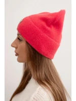 Dámská měkká čepice z alpaky s ozdobnou plaketou malinová