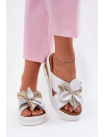 Kožené Dámské Klapky Na Klínu S Ozdobným Květem Artiker 52C0537 Bílé Kožené Dámské Klapky Na Klínu S Ozdobným Květem Artiker 52C0537 Bílé