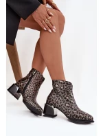 Kožené dámské kotníkové boty na sloupkovém podpatku, zateplené, vzor leopard D&A – černo/zlaté