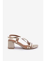 Sametové sandály na nízkém podpatku Maciejka 06653-25 Zlaté