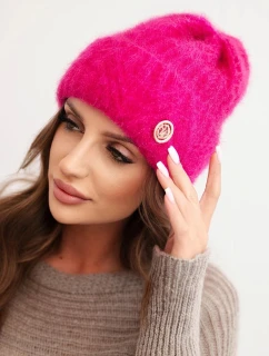Dámská zimní čepice z huňaté pleteniny a s elegantním knoflíkem fuchsie