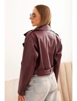 Dámská krátká bunda z eko kůže s páskem a límcem bordová