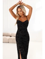645-1 Přiléhavé maxi šaty s obálkovým výstřihem a rozparkem - černé s elegantním vzorem