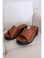 Dámské nazouváky na platformě se zlatými přezkami camel Arionne