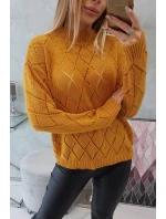 Svetr s polovičním rolákem a diamantovým vzorem hořčicové barvy