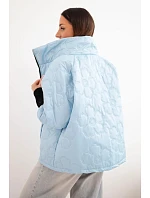 Dámská jarní prošívaná bunda s ozdobnou ražbou a zipem modrá